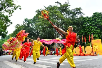 Biểu diễn múa rồng ở phố đi bộ hồ Hoàn Kiếm (Hà Nội). (Ảnh: DUY LINH)