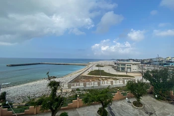 Sau nhiều năm thi công, đến nay cảng Bến Đình vẫn đóng cửa “hoang vắng”. 