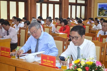 Các đồng chí Nguyễn Hòa Bình, Trần Tuấn Anh tham dự hội nghị.