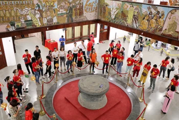 Du khách tham quan Bảo tàng Hùng Vương.
