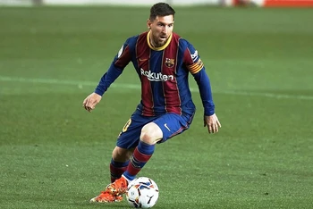 Việc sở hữu siêu sao Lionel Messi, cầu thủ được trả lương cao nhất thế giới giúp Barca tạo ra tầm ảnh hưởng lớn trên thị trường. (Ảnh: Getty Images)