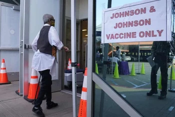 Trung tâm tiêm chủng vaccine ngừa Covid-19 của Johnson & Johnson tại TP Los Angeles, Mỹ. (Ảnh: AP)