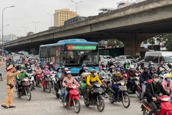 Dù có lực lượng chức năng điều tiết, nhưng ùn tắc giao thông vẫn thường xuyên xảy ra tại nút giao Khuất Duy Tiến - Lê Văn Lương.