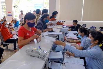 Người dân thực hiện thủ tục hành chính tại huyện Lâm Hà, Lâm Đồng.