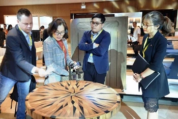 Các đại biểu tham quan triển lãm các sản phẩm gỗ và thủ công mỹ nghệ tại Tuần lễ Giao thương quốc tế ngành chế biến gỗ và thủ công mỹ nghệ.