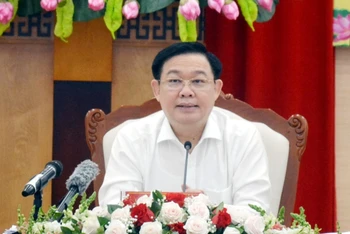 Chủ tịch Quốc hội Vương Đình Huệ phát biểu chỉ đạo về những nội dung công tác trọng tâm về bầu cử tại buổi làm việc với lãnh đạo tỉnh Quảng Ninh sáng 14-4. (Ảnh: Chiến Thắng)
