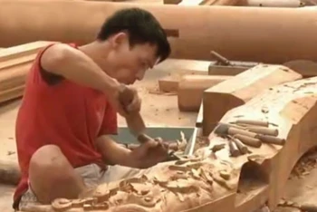 Nghề mộc ở xã Chàng Sơn (huyện Thạch Thất, Hà Nội) phát triển, bảo đảm việc làm, thu nhập ổn định cho người lao động. (Ảnh: Hoàng Tiến)