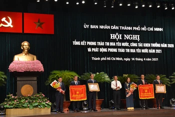 Đồng chí Nguyễn Văn Nên, Ủy viên Bộ Chính trị, Bí thư Thành ủy TP Hồ Chí Minh trao danh hiệu “Anh hùng lao động” thời kỳ đổi mới của Chủ tịch nước cho các tập thể.