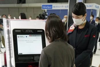 Thử nghiệm hệ thống "Face Express" tại một ki-ốt làm thủ tục ở sân bay Narita, gần Tokyo, vào ngày 13-4 (Ảnh: KYODO)