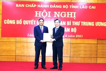 Phó Ban Tổ chức T.Ư Nguyễn Quang Dương trao Quyết định điều động của Ban Bí thư T.Ư cho đồng chí Hoàng Giang, giữ chức Phó Bí thư Tỉnh ủy Lào Cai, nhiệm kỳ 2020-2025.