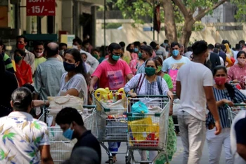 Người dân Mumbai mua sắm trong mùa dịch bệnh. (Ảnh: Reuters)