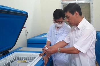 Lãnh đạo Trung tâm Kiểm soát bệnh tật tỉnh Tuyên Quang kiểm tra vaccine AstraZeneca phòng Covid-19 mới tiếp nhận.