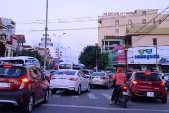 Ngã tư cầu vượt Thuận Lý (Đồng Hới) luôn tắc đường trong thời gian cao điểm hằng ngày.
