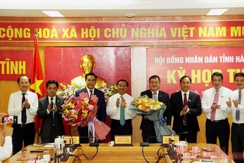 Các đồng chí lãnh đạo, nguyên lãnh đạo tỉnh Hà Tĩnh tặng hoa chúc mừng đồng chí Trần Tiến Hưng và đồng chí Võ Trọng Hải
