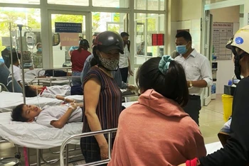 Các em học sinh đang được chăm sóc, theo dõi tại Trung tâm Y tế huyện Hòa Vang.