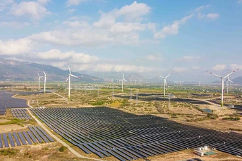 Một góc nhà máy điện gió và điện mặt trời Trungnam tại huyện Thuận Bắc, tỉnh Ninh Thuận.