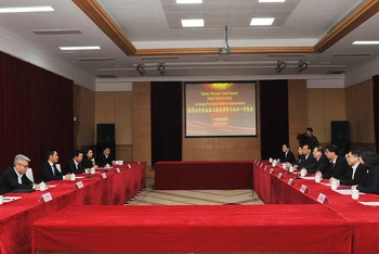 Đoàn cán bộ Tổng Lãnh sự quán Việt Nam tại Thượng Hải làm việc với Cục Lưu trữ Giang Tô. 