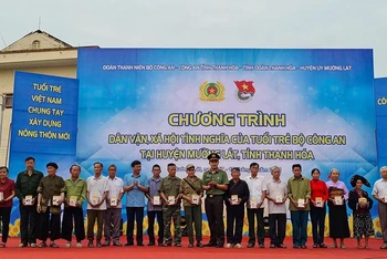 Đại diện Đoàn Thanh niên Bộ Công an trao quà tặng người dân tại huyện Mường Lát, tỉnh Thanh Hoá. 