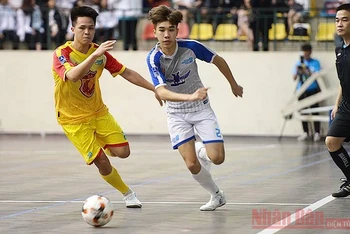 Các cầu thủ futsal thi đấu trận mở màn Giải Thể thao Sinh viên Việt Nam - VUG lần thứ 8, năm học 2020-2021.