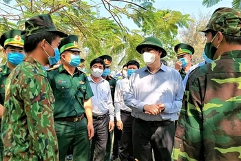 Bộ trưởng Y tế Nguyễn Thanh Long thăm các lực lượng đóng chốt trên tuyến biên giới Hà Tiên.