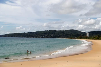 Các bãi biển ở Phuket vắng bóng khách du lịch nước ngoài. (Ảnh: Bưu điện Bangkok)