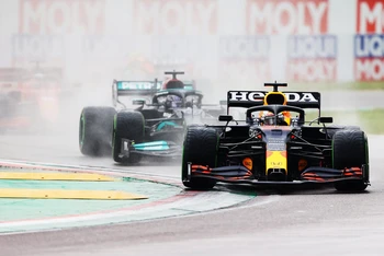 Ngay thời điểm xuất phát, Max Verstappen đã vượt qua Lewis Hamilton bằng cú thốc ga ở số hai. (Ảnh: F1)