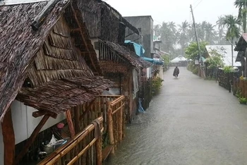 Bão gây mưa lớn tại miền đông Philippines. (Ảnh: AP)