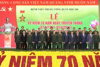 Tổng Bí thư Nguyễn Phú Trọng và các đồng chí lãnh đạo Đảng, Nhà nước chụp ảnh lưu niệm với các đại biểu tại buổi lễ.