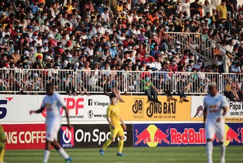 Sân Pleiku không còn một chỗ trống trong trận thư hùng giữa HAGL và Hà Nội. 