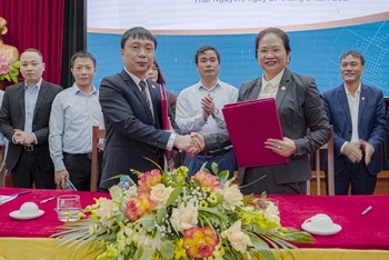 Tổng Giám đốc Công ty Thái Hưng Nguyễn Thị Vinh và lãnh đạo Công đoàn Công ty ký kết thỏa ước lao động tập thể, năm 2021. 