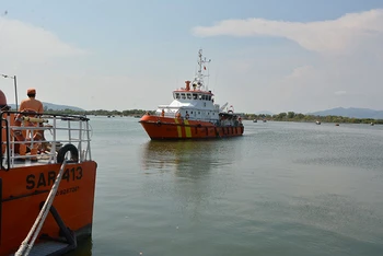 Tàu SAR 272 đưa thi thể thuyền viên được tìm thấy trong xác tàu về bờ.
