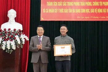 Chủ tịch UBND TP Đà Lạt Tôn Thiện San trao giấy khen tặng ông Dũng.