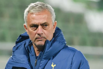 Bản hợp đồng thời hạn tới mùa hè 2023 của HLV Mourinho bị kết thúc sớm. 