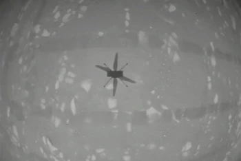 Máy bay trực thăng thử nghiệm Ingenuity của NASA bay lơ lửng trên bề mặt sao Hỏa vào ngày 19-4. Ảnh: NASA.