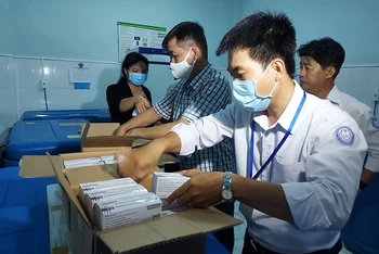 Ngành Y tế Vĩnh Long tiếp nhận vaccine và bảo quản tại kho vaccine của Trung tâm Kiểm soát Bệnh tật tỉnh Vĩnh Long. 