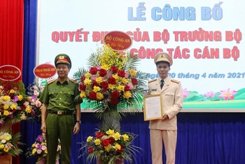 Thượng tướng Lê Quý Vương, Thứ trưởng Công an trao Quyết định cho Giám đốc Công an tỉnh Bắc Ninh.