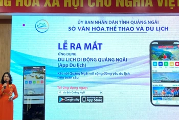Phó Giám đốc Sở Văn hóa, Thể thao và Du lịch tỉnh Quảng Ngãi Huỳnh Thị Phương Hoa giới thiệu ứng dụng Du lịch Quảng Ngãi.