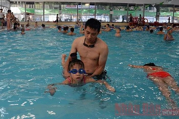 Một lớp dạy bơi cho trẻ em ở Hà Nội (Ảnh minh họa: Minh Hà).