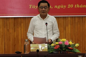 Đồng chí Trần Cẩm Tú phát biểu tại buổi làm việc.