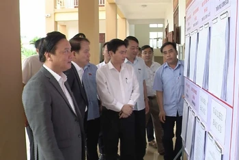 Đồng chí nguyễn Khắc Định, Phó Chủ tịch QH kiểm tra công tác bầu cử tại Hà Nam.