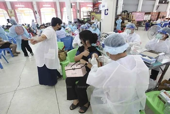Người dân Thái Lan tiêm phòng vaccine ngừa Covid-19 tại quận Bang Khae, thủ đô Bangkok. (Ảnh: Bưu điện Bangkok)