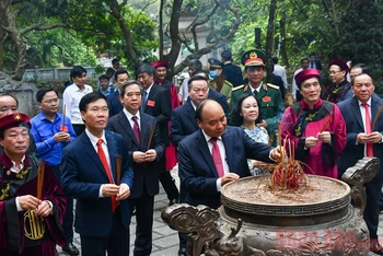 Chủ tịch nước Nguyễn Xuân Phúc và các đồng chí lãnh đạo Đảng, Nhà nước thành kính dâng hương tưởng niệm các Vua Hùng. (Ảnh: DUY LINH)