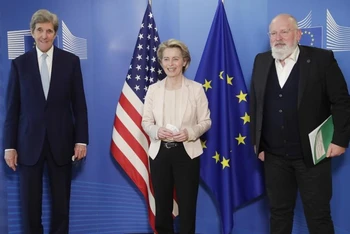 Đặc phái viên của Tổng thống Mỹ về Khí hậu John Kerry (bên trái), Chủ tịch Ủy ban châu Âu Ursula von der Leyen (giữa) trong cuộc gặp gỡ ngày 9-3. Ảnh; AP.