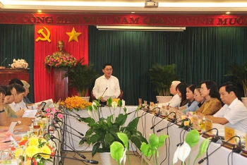Đồng chí Trần Cẩm Tú và đoàn công tác kiểm tra công tác chuẩn bị bầu cử tại phường Tiến Thành, TP Đồng Xoài