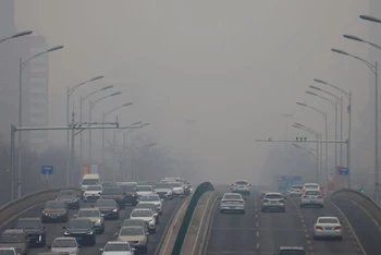 Hình ảnh không khí ô nhiễm được chụp ngày 13-2, sau sự bùng phát của đại dịch Covid-19, ở Bắc Kinh, Trung Quốc. Ảnh: Reuters.
