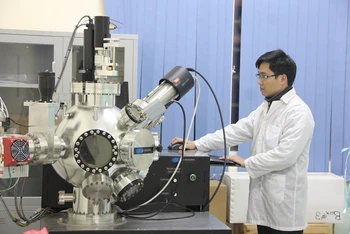 Nhà nghiên cứu Vật lý (Đại học Quốc gia Hà Nội) làm việc trên máy tạo màng mỏng bằng chùm xung điện tử 