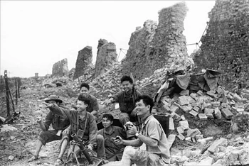 Phút nghỉ ngơi sau trận đánh của phóng viên Đoàn Công Tính cùng các chiến sĩ Trung đoàn 48 và K8 tại Thành cổ Quảng Trị, năm 1972.