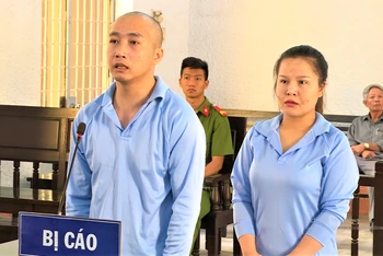 Hai bị cáo Trương Công Tấn và Tống Thị Hồng Hạnh tại phiên tòa.
