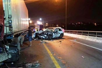 Hiện trường vụ tai nạn giao thông ngay giữa cầu Quán Hàu (Quảng Bình).