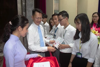 Lãnh đạo CTCP Phân bón Dầu khí Cà Mau trao học bổng tặng các sinh viên Đại học Cần Thơ.